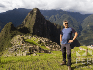 https://www.peru-reservations.com/wp-content/uploads/2025/10/hombre_posando_en_machu_picchu-man_posing_at_machu_picchu-320x240.png