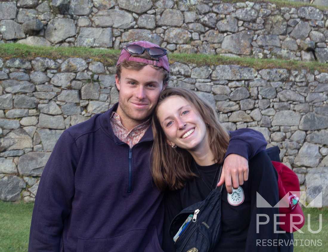 joven_pareja_sonriendo_en_machu_picchu-young_couple_smiling_in_machu_picchu joven_pareja_sonriendo_en_machu_picchu-young_couple_smiling_in_machu_picchu