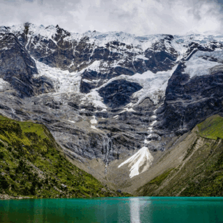 lago_turquesa_con_montañas_nevadas_y_glaciares-turquoise_lake_with_snowy_mountains_and_glaciers