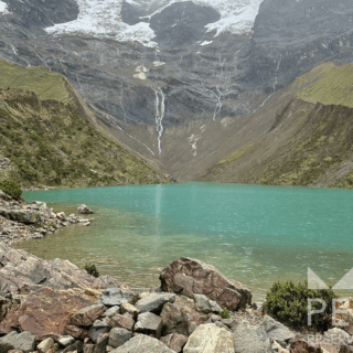 lago_turquesa_rodeado_de_montañas_con_nieve_y_cascadas-turquoise_lake_surrounded_by_mountains_with_snow_and_waterfalls