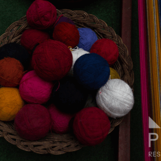 lana_colorida_y_hilos_en_cesta_de_mimbre-colorful_wool_and_threads_in_wicker_basket