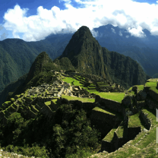 machu_picchu_terrazas_montañas_verdes_y_río-machu_picchu_terraces_green_mountains_and_river