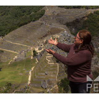 mujer_con_brazos_abiertos_en_machu_picchu-woman_with_open_arms_at_machu_picchu