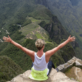 mujer_con_brazos_abiertos_en_machu_picchu-woman_with_open_arms_at_machu_picchu_1