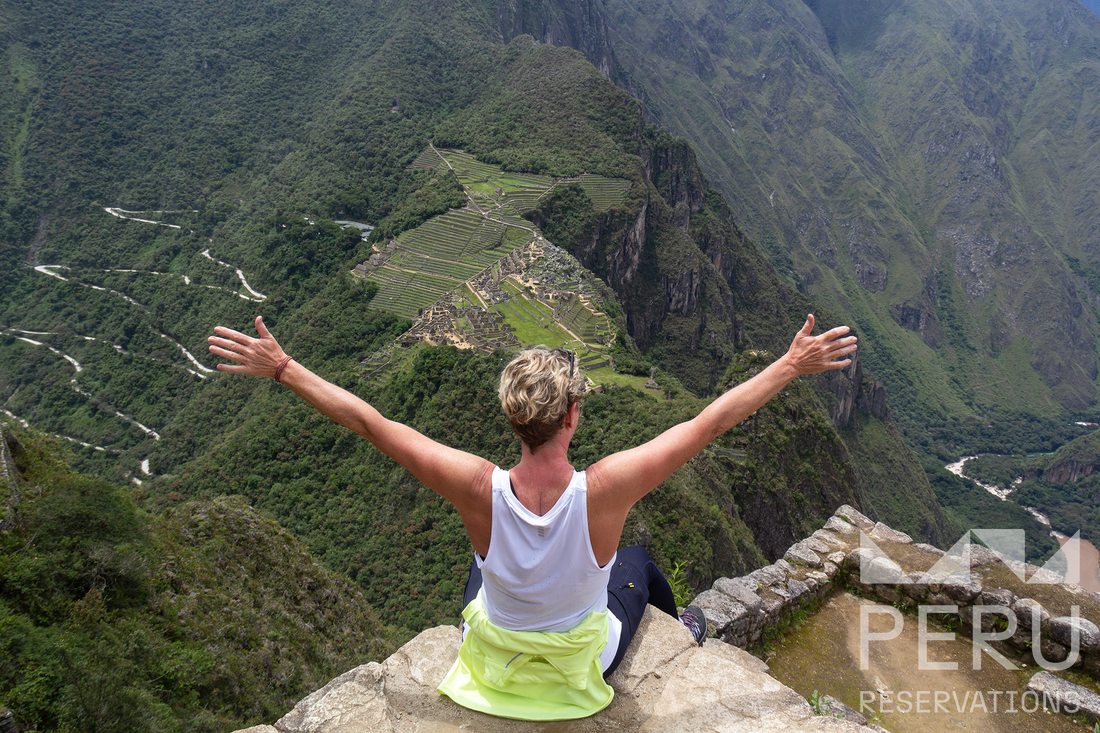 mujer_con_brazos_abiertos_en_machu_picchu-woman_with_open_arms_at_machu_picchu_1 mujer_con_brazos_abiertos_en_machu_picchu-woman_with_open_arms_at_machu_picchu_1