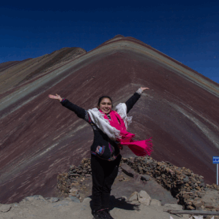 mujer_con_brazos_abiertos_en_montaña_arcoíris_perú-woman_with_open_arms_at_rainbow_mountain_peru