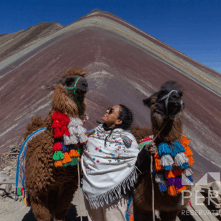 mujer_con_llamas_en_montaña_arcoíris_perú-woman_with_llamas_at_rainbow_mountain_peru