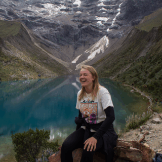 mujer_en_lago_de_montaña_y_glaciar-woman_at_mountain_lake_and_glacier