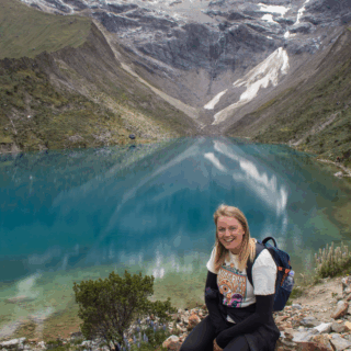 mujer_en_lago_glaciar_con_montañas_nevadas-woman_at_glacial_lake_with_snowy_mountains