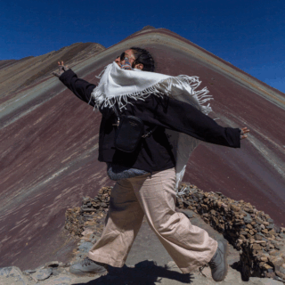 mujer_en_montaña_arcoíris_perú-woman_in_rainbow_mountain_peru