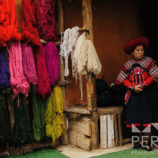 mujer_en_vestido_tradicional_y_hilos_coloridos-woman_in_traditional_dress_and_colorful_threads