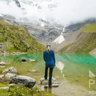 mujer_frente_a_lago_turquesa_y_montañas_nevadas-woman_facing_turquoise_lake_and_snowy_mountains