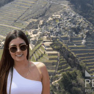 mujer_sonriente_con_gafas_en_machu_picchu-smiling_woman_with_glasses_at_machu_picchu