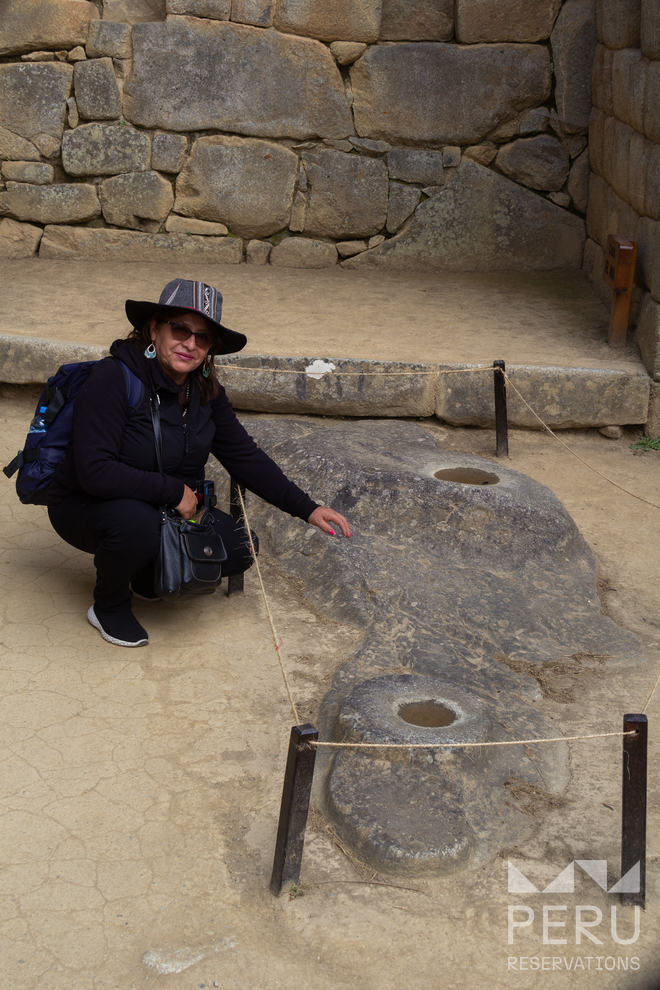 mujer_turista_apuntando_roca_tallada_en_machu_picchu-woman_tourist_pointing_at_carved_rock_in_machu_picchu mujer_turista_apuntando_roca_tallada_en_machu_picchu-woman_tourist_pointing_at_carved_rock_in_machu_picchu