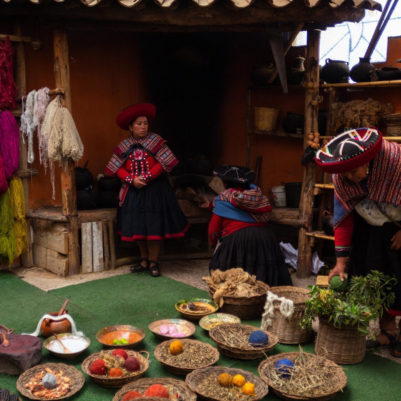 https://www.peru-reservations.com/wp-content/uploads/2025/10/mujeres_andinas_en_taller_de_tenido_artesanal-andean_women_in_artisanal_dyeing_workshop-1280x1280.jpg