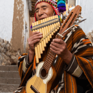 músico_andino_tocando_flauta_de_pan_y_charango-andean_musician_playing_pan_flute_and_charango