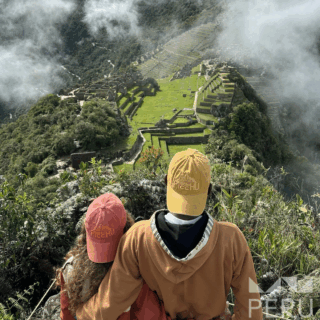 pareja_abrazada_mirando_machu_picchu-couple_embracing_overlooking_machu_picchu