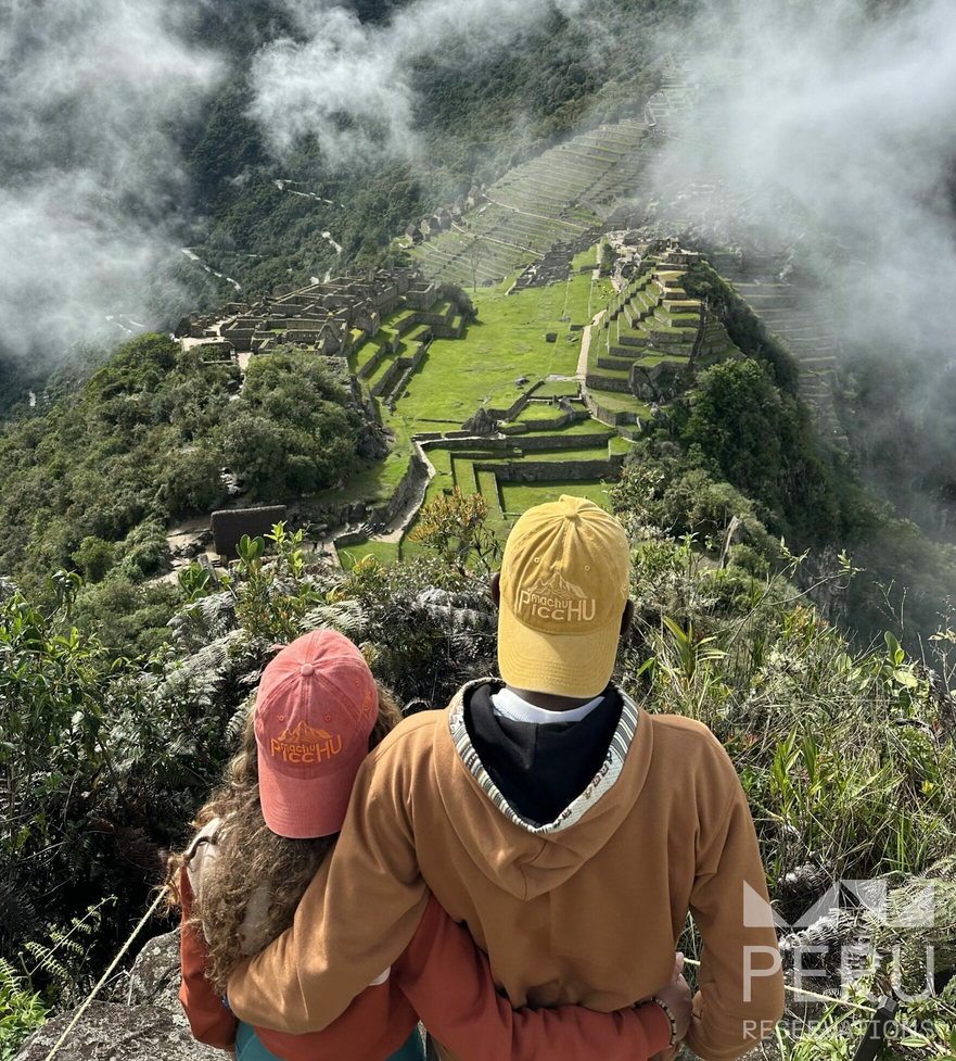 pareja_abrazada_mirando_machu_picchu-couple_embracing_overlooking_machu_picchu pareja_abrazada_mirando_machu_picchu-couple_embracing_overlooking_machu_picchu