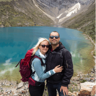 pareja_abrazándose_en_lago_de_montaña-couple_embracing_at_mountain_lake