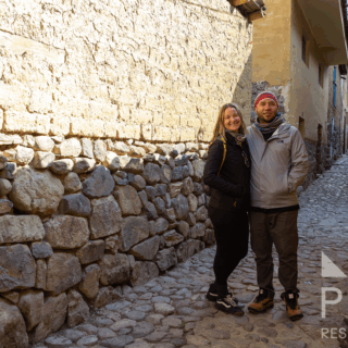pareja_en_calle_de_pueblo_andino_con_muro-couple_on_andean_town_street_with_wall