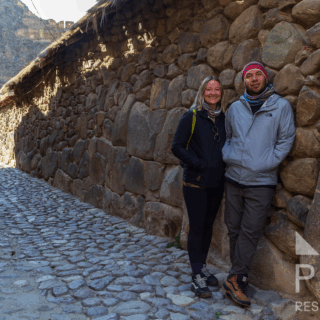 pareja_en_calle_empedrada_ollantaytambo_perú-couple_on_cobblestone_street_ollantaytambo_peru