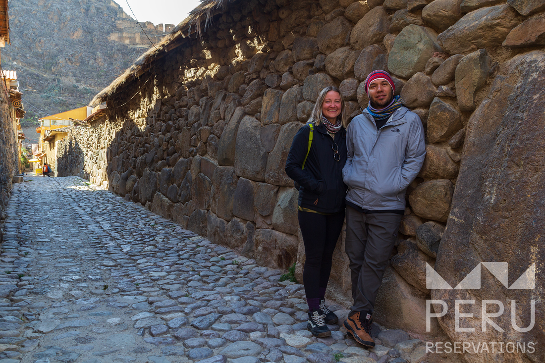 pareja_en_calle_empedrada_ollantaytambo_perú-couple_on_cobblestone_street_ollantaytambo_peru pareja_en_calle_empedrada_ollantaytambo_perú-couple_on_cobblestone_street_ollantaytambo_peru
