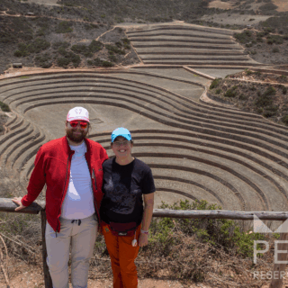 pareja_en_moray_terrazas_incas_circulares_perú-couple_at_moray_circular_inca_terraces_peru