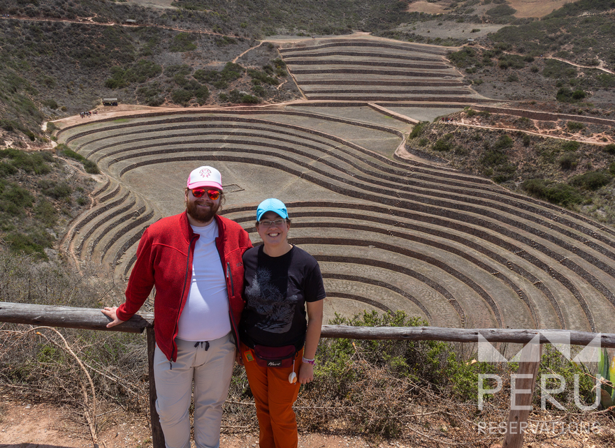 https://www.peru-reservations.com/wp-content/uploads/2025/10/pareja_en_moray_terrazas_incas_circulares_peru-couple_at_moray_circular_inca_terraces_peru.png
