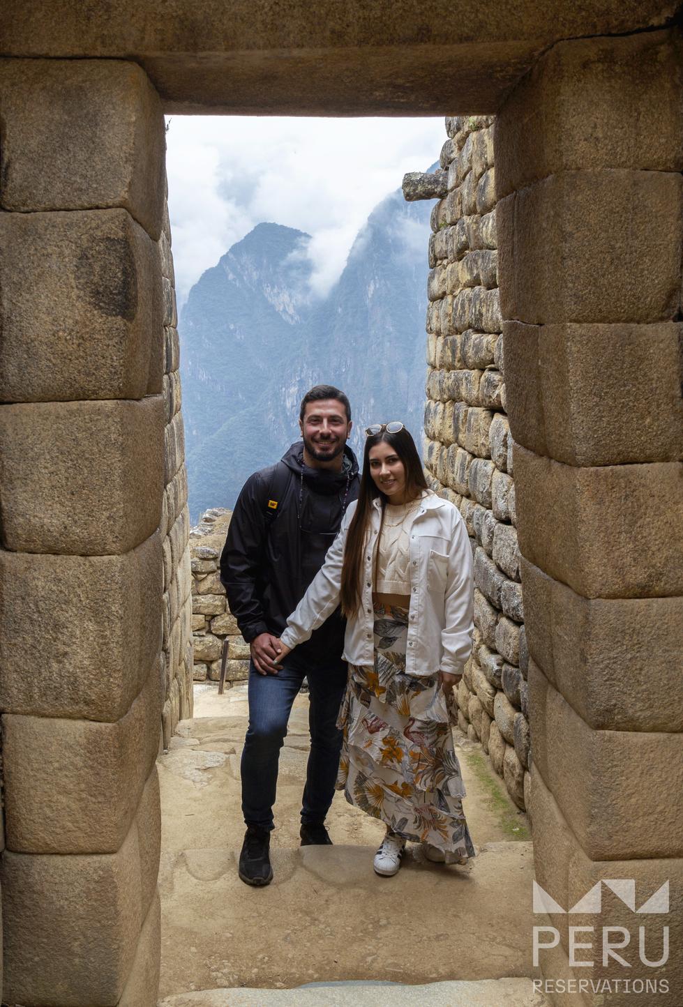pareja_en_puerta_de_piedra_en_machu_picchu-couple_in_stone_doorway_at_machu_picchu pareja_en_puerta_de_piedra_en_machu_picchu-couple_in_stone_doorway_at_machu_picchu