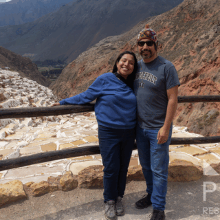 pareja_en_salineras_de_maras_perú-couple_at_maras_salt_mines_peru