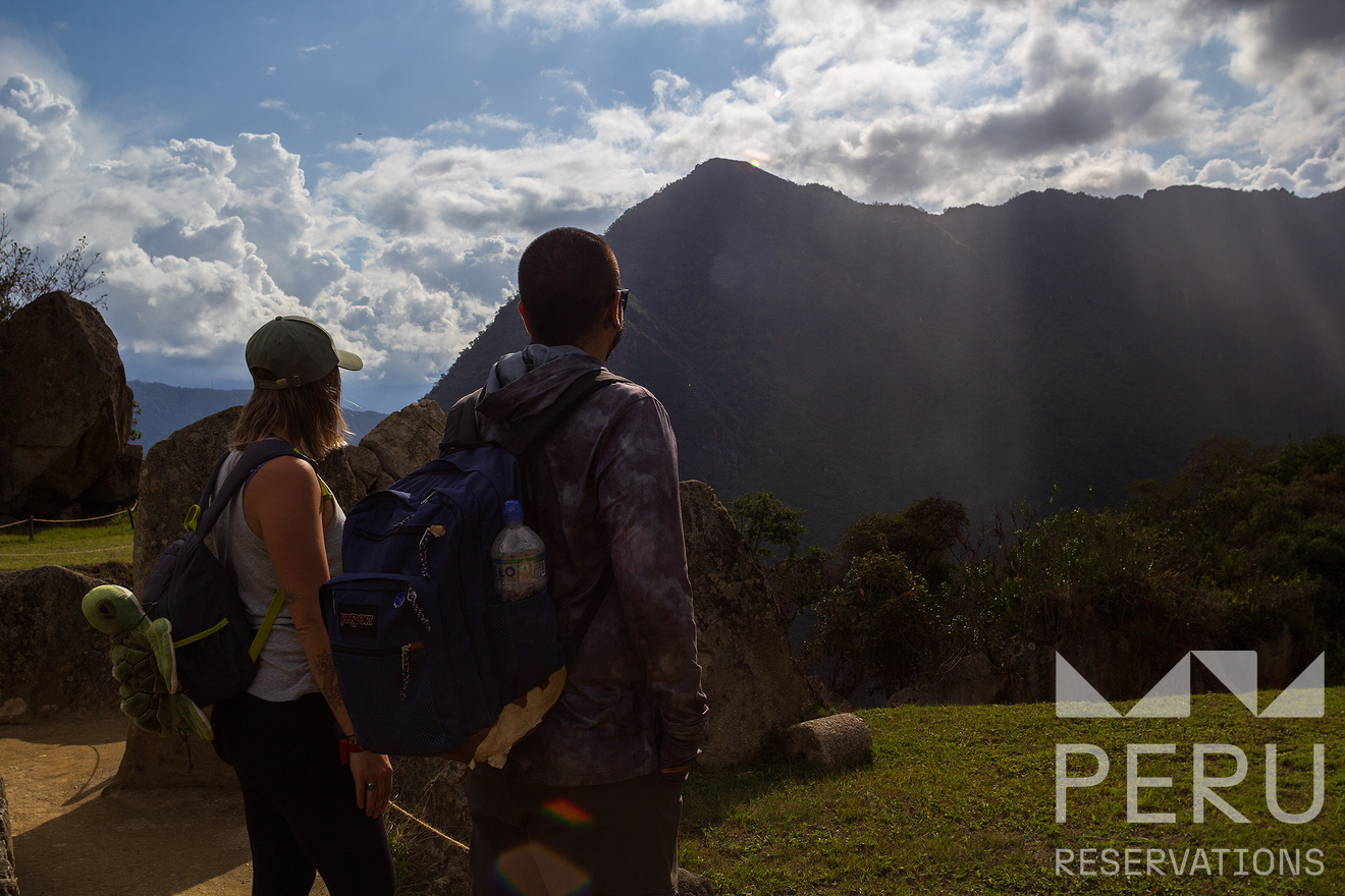 pareja_mirando_montañas_en_machu_picchu-couple_looking_at_mountains_at_machu_picchu pareja_mirando_montañas_en_machu_picchu-couple_looking_at_mountains_at_machu_picchu