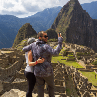 pareja_posando_en_la_antigua_ciudad_de_machu_picchu-couple_posing_in_the_ancient_city_of_machu_picchu pareja_posando_en_la_antigua_ciudad_de_machu_picchu-couple_posing_in_the_ancient_city_of_machu_picchu