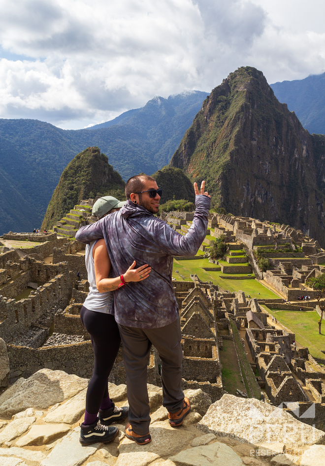 pareja_posando_en_la_antigua_ciudad_de_machu_picchu-couple_posing_in_the_ancient_city_of_machu_picchu pareja_posando_en_la_antigua_ciudad_de_machu_picchu-couple_posing_in_the_ancient_city_of_machu_picchu