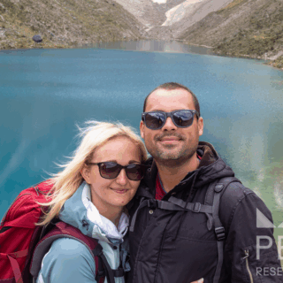 pareja_senderista_frente_a_lago_alpino-hiking_couple_in_front_of_alpine_lake