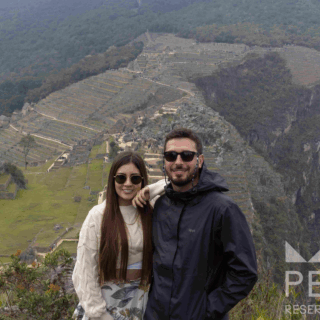 pareja_sonriente_con_machu_picchu_de_fondo-smiling_couple_with_machu_picchu_in_background pareja_sonriente_con_machu_picchu_de_fondo-smiling_couple_with_machu_picchu_in_background
