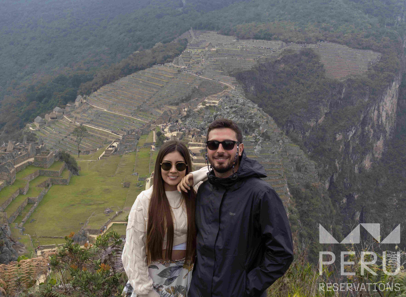 pareja_sonriente_con_machu_picchu_de_fondo-smiling_couple_with_machu_picchu_in_background pareja_sonriente_con_machu_picchu_de_fondo-smiling_couple_with_machu_picchu_in_background