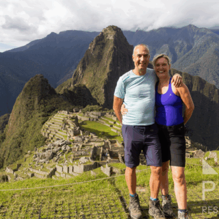 pareja_sonriente_en_las_ruinas_de_machu_picchu-smiling_couple_in_machu_picchu_ruins pareja_sonriente_en_las_ruinas_de_machu_picchu-smiling_couple_in_machu_picchu_ruins