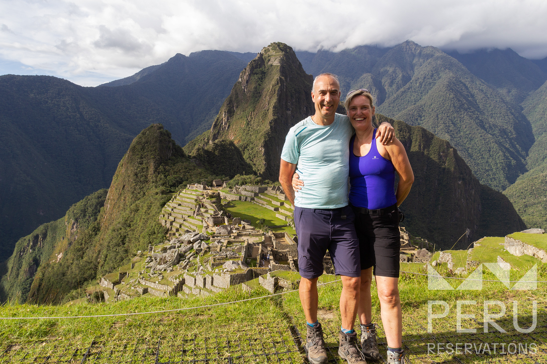 pareja_sonriente_en_las_ruinas_de_machu_picchu-smiling_couple_in_machu_picchu_ruins pareja_sonriente_en_las_ruinas_de_machu_picchu-smiling_couple_in_machu_picchu_ruins