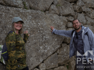 https://www.peru-reservations.com/wp-content/uploads/2025/10/pareja_sonriente_en_machu_picchu-smiling_couple_at_machu_picchu_1-1-320x240.png