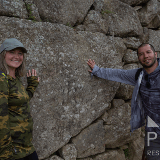 pareja_sonriente_en_machu_picchu-smiling_couple_at_machu_picchu_1