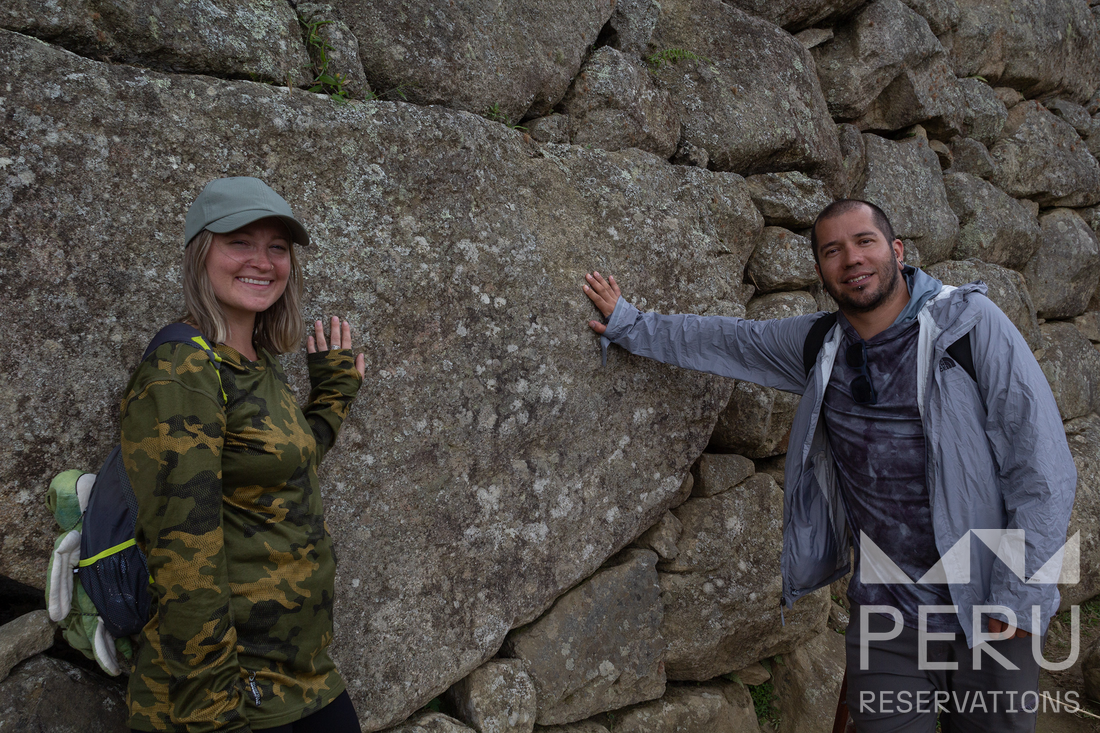 pareja_sonriente_en_machu_picchu-smiling_couple_at_machu_picchu_1 pareja_sonriente_en_machu_picchu-smiling_couple_at_machu_picchu_1