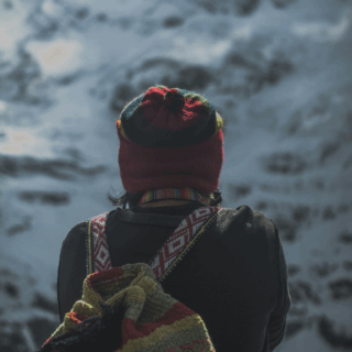 persona_con_gorro_mochila_viendo_paisaje_montañoso-person_with_hat_backpack_viewing_mountainous_landscape