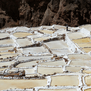 persona_en_salineras_de_maras_perú-person_at_maras_salt_pans_peru