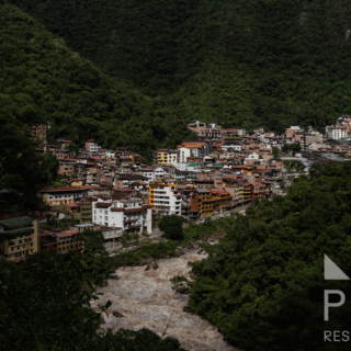 pueblo_entre_montañas_con_río-town_between_mountains_with_river