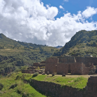 ruinas_de_piedra_en_montañas_verdes_bajo_cielo_nublado-stone_ruins_in_green_mountains_under_cloudy_sky