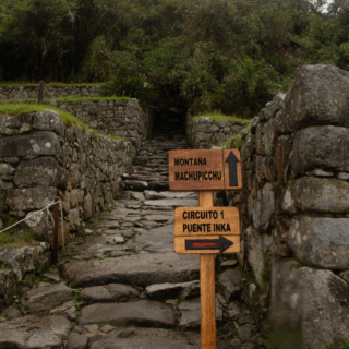 señal_de_sendero_a_machu_picchu_y_puente_inka-trail_sign_to_machu_picchu_and_inca_bridge