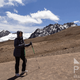 senderista_en_los_andes_nevados-hiker_in_the_snowy_andes