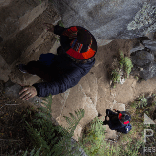 senderistas_bajando_camino_de_piedra_en_machu_picchu-hikers_descending_stone_path_in_machu_picchu