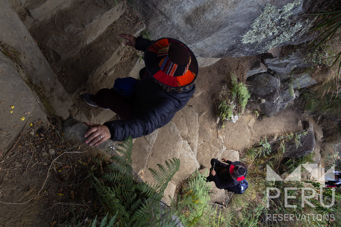 senderistas_bajando_camino_de_piedra_en_machu_picchu-hikers_descending_stone_path_in_machu_picchu senderistas_bajando_camino_de_piedra_en_machu_picchu-hikers_descending_stone_path_in_machu_picchu