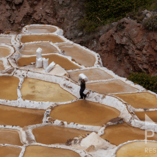 trabajador_en_pozas_de_sal_de_maras-worker_in_maras_salt_ponds
